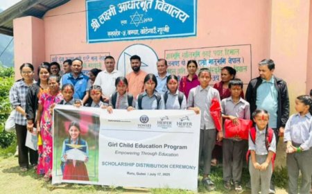 लक्ष्मी आधारभूत विद्यालयका विपन्न विद्यार्थीलाई शैक्षिक सामग्री वितरण